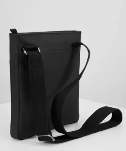 Lacoste FLAT CROSSOVER BAG - Sac Bandoulière - Black 14 Lacoste FLAT CROSSOVER BAG - Sac Bandoulière - Black -Lacoste Soldes Magasin 0015c19e486d47138459d880378a8829