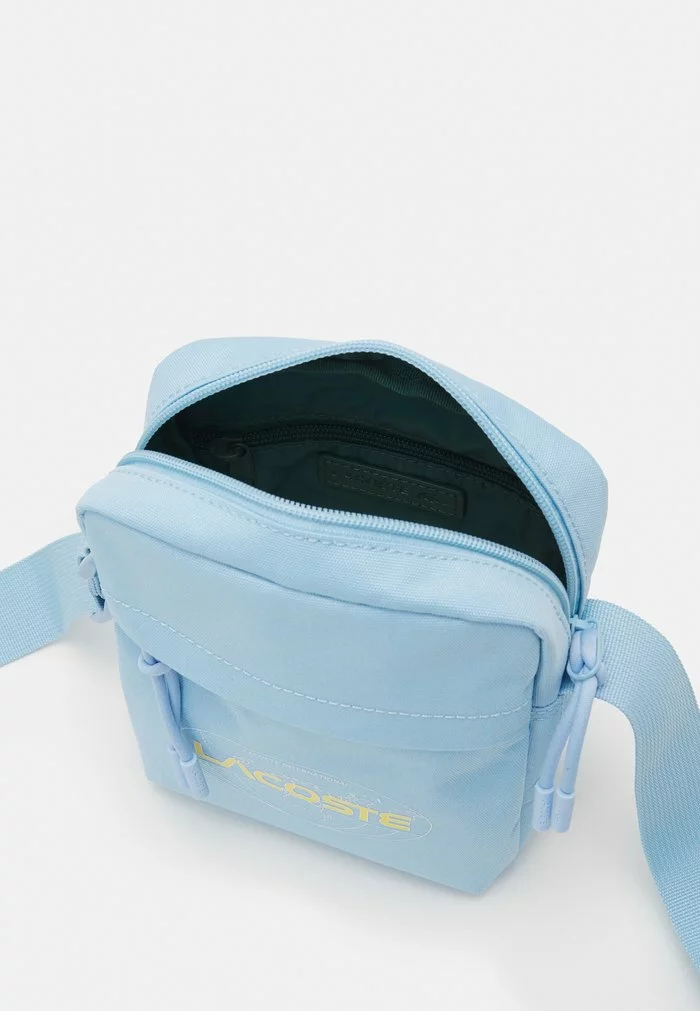Lacoste UNISEX EXCLUSIVE - Sac Bandoulière - Light Blue 3 Lacoste UNISEX EXCLUSIVE - Sac Bandoulière - Light Blue â Image 3