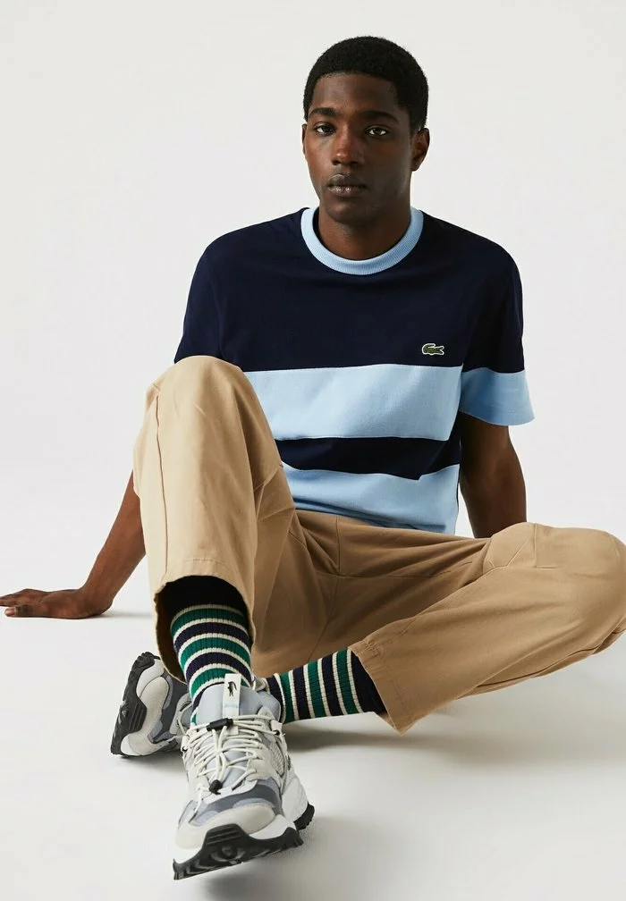 Lacoste T-shirt Imprimé - Bleu Marine / Bleu Clair 5 Lacoste T-shirt Imprimé - Bleu Marine / Bleu Clair – Image 5