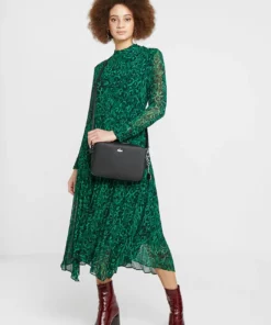 Lacoste SQUARE CROSSOVER BAG - Sac Bandoulière - Black -Lacoste Soldes Magasin 1373718909fb4198ae99f3122053861a