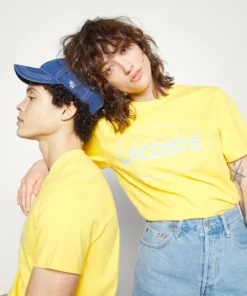 Lacoste EXCLUSIVE UNISEX GUEOE - T-shirt Imprimé - Yellow -Lacoste Soldes Magasin 24fa020187da460a9303818324aa18aa