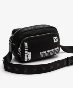 Lacoste X MINECRAFT - Sac Bandoulière - Minecraft Noir / Blanc -Lacoste Soldes Magasin 3d8f31187dc14d93af761fe7544a41ec