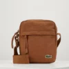 Lacoste VERTICAL CAMERA BAG - Sac Bandoulière - Otter