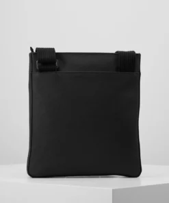 Lacoste FLAT CROSSOVER BAG - Sac Bandoulière - Black 11 Lacoste FLAT CROSSOVER BAG - Sac Bandoulière - Black -Lacoste Soldes Magasin 4f2b6d8d89f94903ab419ae5922a2291