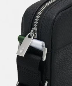 Lacoste Sac Bandoulière - Black 8 Lacoste Sac Bandoulière - Black -Lacoste Soldes Magasin 76d1b103f1614894b28301d2e6a7878e