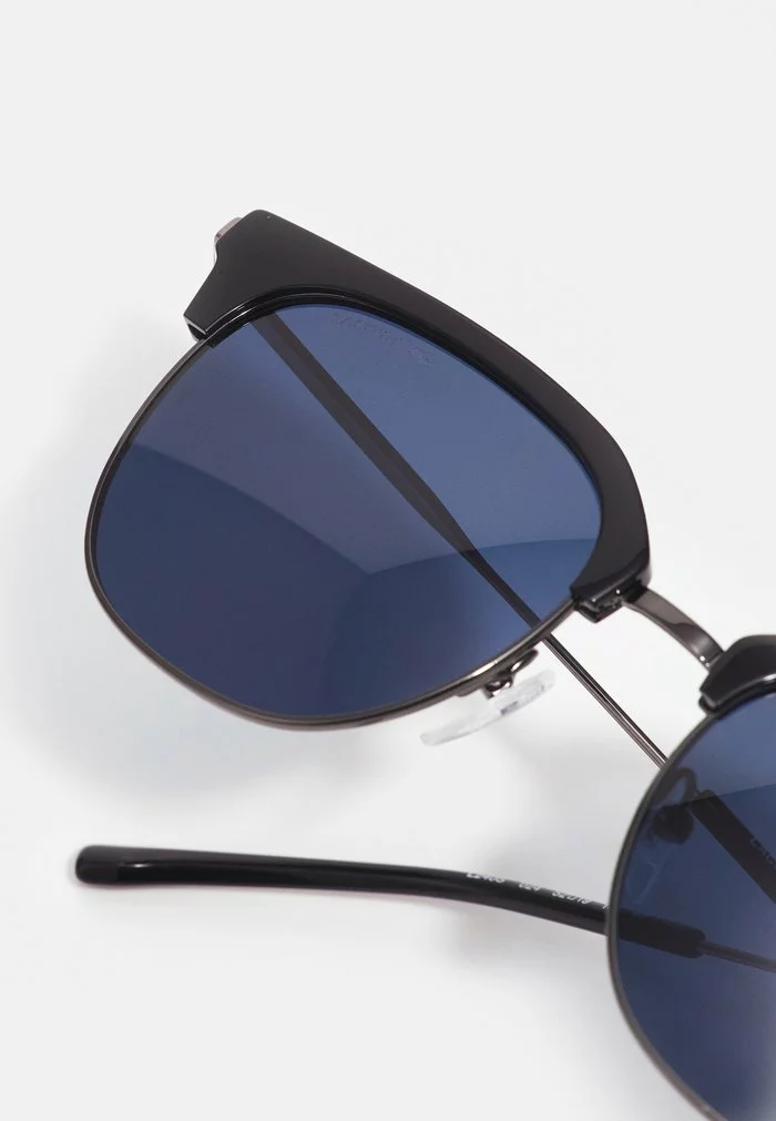 Lacoste Lunettes De Soleil - Dark Grey 3 Lacoste Lunettes De Soleil - Dark Grey – Image 3