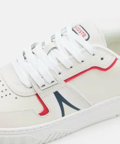 Lacoste L001 - Baskets Basses - White/navy/red 12 Lacoste L001 - Baskets Basses - White/navy/red -Lacoste Soldes Magasin 7b971d74412541ad8140d79ce7367b26