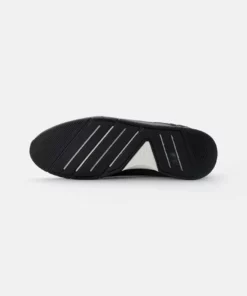 Lacoste Baskets Basses - Black/white 10 Lacoste Baskets Basses - Black/white -Lacoste Soldes Magasin 7f2e33e8c31c445ebc1e98501de2ed0e