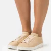 Lacoste COURT - Baskets Basses - Beige