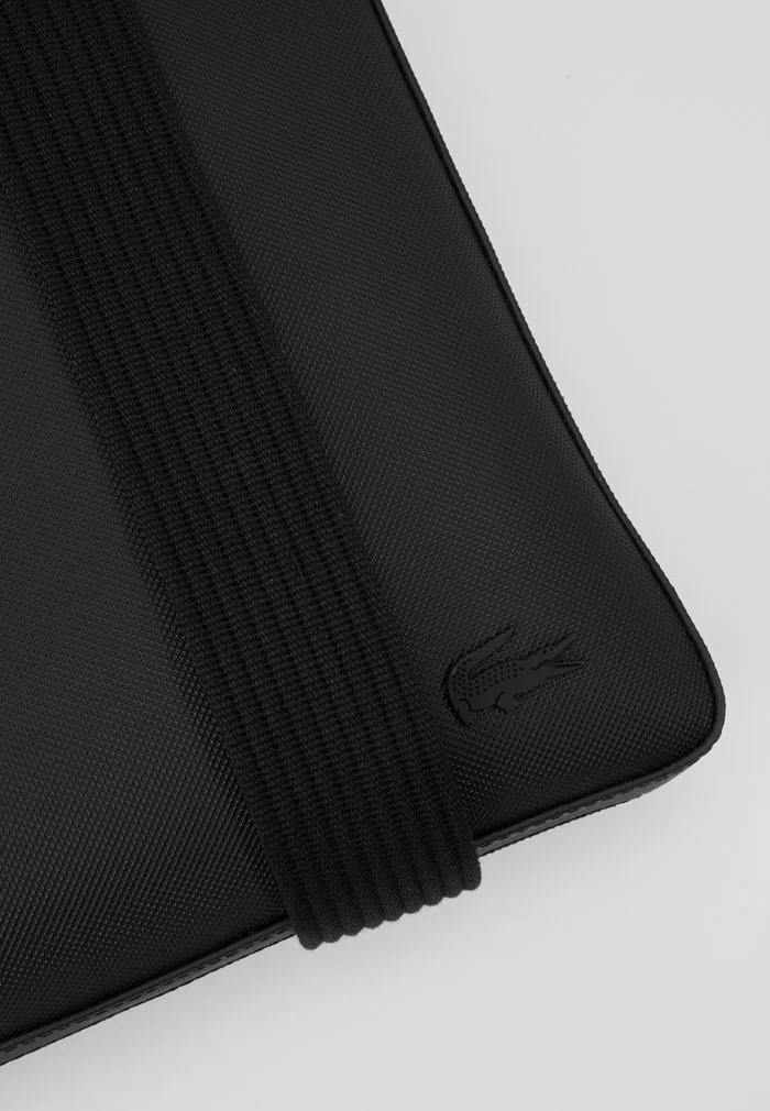 Lacoste FLAT CROSSOVER BAG - Sac Bandoulière - Black 9 Lacoste FLAT CROSSOVER BAG - Sac Bandoulière - Black – Image 9