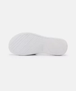 Lacoste SLIDE UNISEX - Sandales De Bain - White/dark Blue -Lacoste Soldes Magasin 8f38810f638244d68ac287b1b795e083