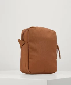 Lacoste VERTICAL CAMERA BAG - Sac Bandoulière - Otter -Lacoste Soldes Magasin 941846514bc048efa8ac3bd17553856f