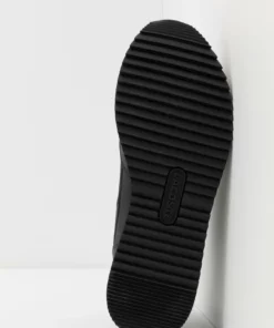 Lacoste PARTNER PISTE - Baskets Basses - Black/grey 10 Lacoste PARTNER PISTE - Baskets Basses - Black/grey -Lacoste Soldes Magasin 9efcd8a5856f437684d70ac5e1ea7e2d