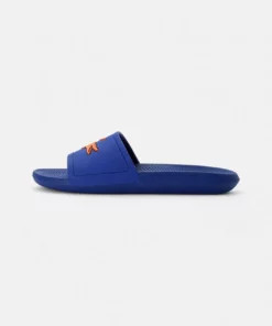 Lacoste CROCO SLIDE - Mules - Blu/org