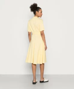 Lacoste Robe Chemise - Napolitan Yellow -Lacoste Soldes Magasin a6d9dad6ccc44a349aa3136ee8596c79