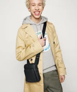 Lacoste SOFT MATE - Sac Bandoulière - Black -Lacoste Soldes Magasin b53b619047e04eee85f2888727a91f78