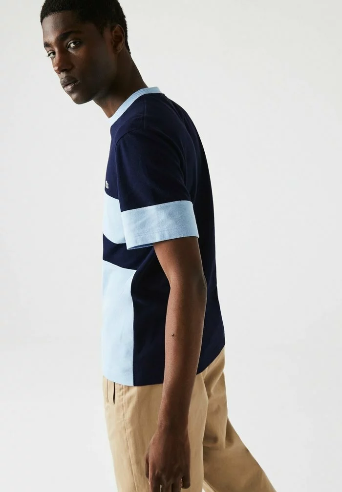 Lacoste T-shirt Imprimé - Bleu Marine / Bleu Clair 3 Lacoste T-shirt Imprimé - Bleu Marine / Bleu Clair – Image 3