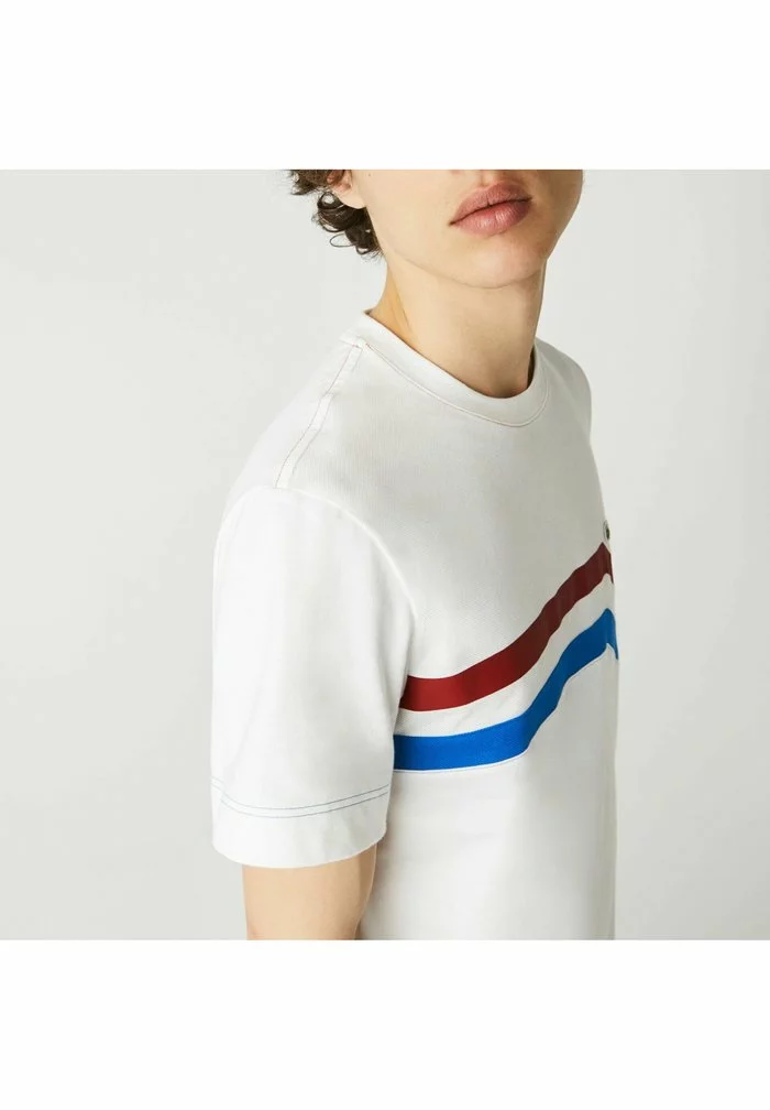 Lacoste T-shirt Imprimé - Blanc/rouge/bleu 4 Lacoste T-shirt Imprimé - Blanc/rouge/bleu – Image 4