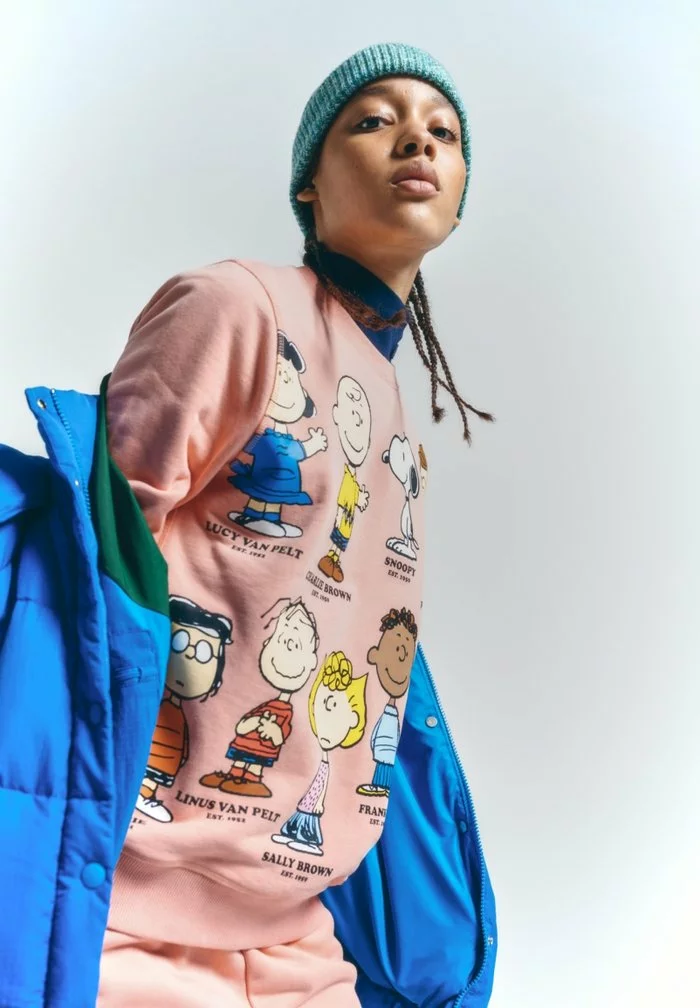 LACOSTE X PEANUTS - Sweatshirt - Rose 3 LACOSTE X PEANUTS - Sweatshirt - Rose – Image 3