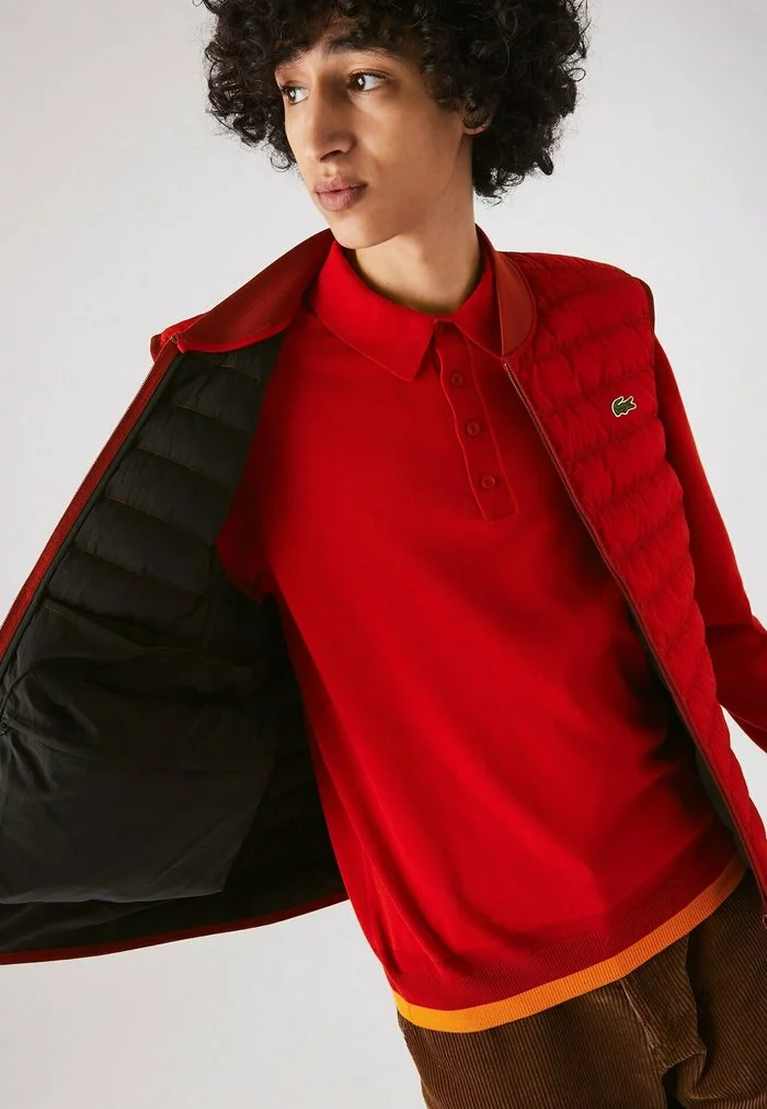 Lacoste PLUS - Veste Sans Manches - Rouge 4 Lacoste PLUS - Veste Sans Manches - Rouge – Image 4