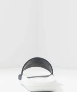 Lacoste CROCO SLIDE - Sandales De Bain - White/navy/red -Lacoste Soldes Magasin c6fc177172b84ebb8544bbd376a020ee