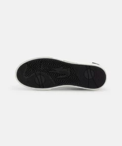 Lacoste Baskets Basses - Black/white 10 Lacoste Baskets Basses - Black/white -Lacoste Soldes Magasin d64510b6bbd44a95a6087a90f35231fd