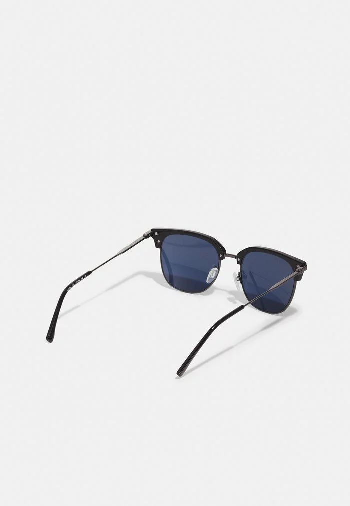 Lacoste Lunettes De Soleil - Dark Grey 2 Lacoste Lunettes De Soleil - Dark Grey – Image 2