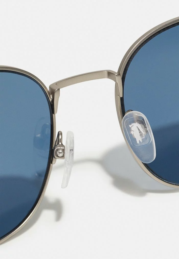 Lacoste UNISEX - Lunettes De Soleil - Gunmetal/blue 5 Lacoste UNISEX - Lunettes De Soleil - Gunmetal/blue – Image 5