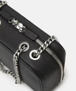 Lacoste NF3391NL - Sac Bandoulière - Black 11 Lacoste NF3391NL - Sac Bandoulière - Black -Lacoste Soldes Magasin ee5b1c1f26fa44bebc5ca3343fffb559