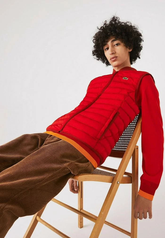 Lacoste PLUS - Veste Sans Manches - Rouge 5 Lacoste PLUS - Veste Sans Manches - Rouge – Image 5